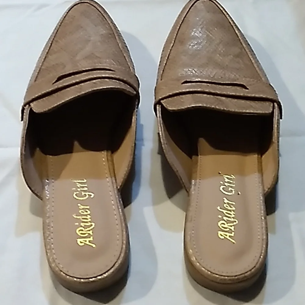A Rider Girls tan mules - Picture 3 of 7